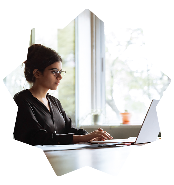 Mujer trabajando en una oficina abierta