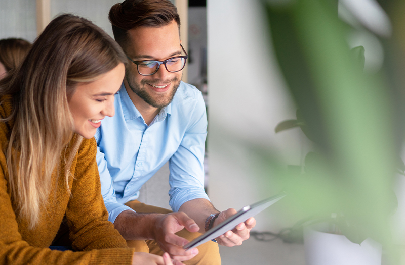 Insight ON Hombre y mujer trabajando juntos