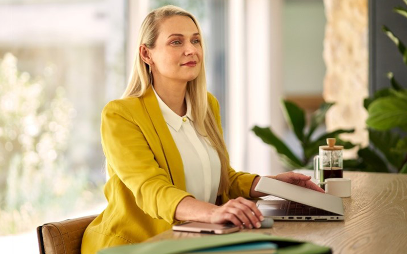 Mujer asistiendo a una reunión de negocios