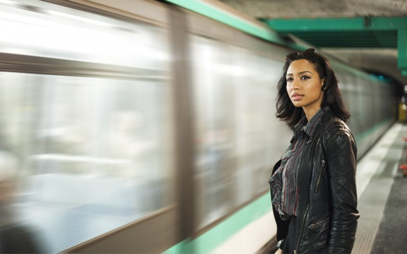 Mujer esperando en el andén del metro