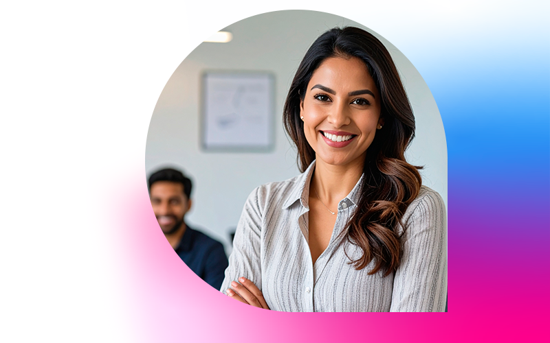 chica sonriente en contexto empresarial